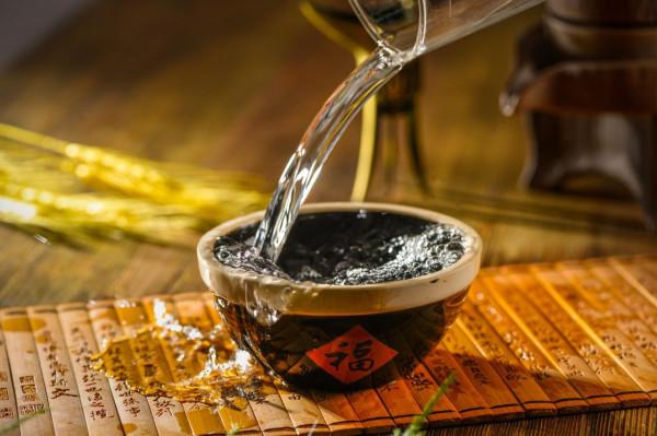 白酒之所以不能和啤酒摻著喝，除了易醉酒，或還會給身體帶來危害