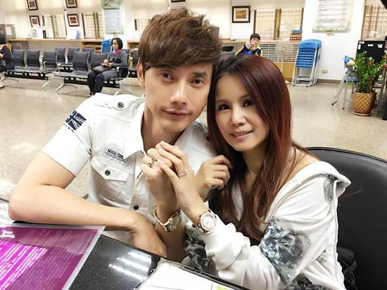 57歲男星壕慶結婚6週年，提前半年開始準備，送愛妻6位數奢華鑽戒