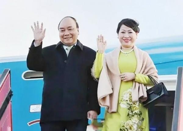 越南第一夫人小圓臉驚豔，笑出雙下巴依然高貴，富太太氣質真高階