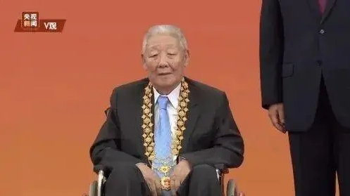 東方紅衛星超重，孫家棟堅持拆掉毛主席像章，周恩來說：我支援你