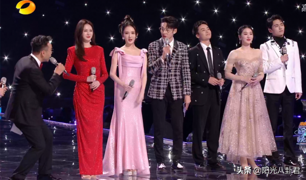 各大衛視跨年晚會狀況頻出，陳偉霆真唱翻車，周筆暢被楊冪帶跑調