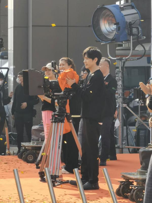 45歲馬伊琍和小14歲小鮮肉拍新戲！特意裝嫩現身，穿休閒裝太減齡