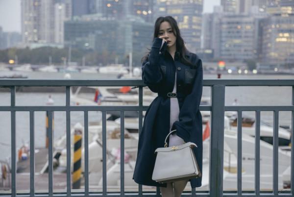 張靚穎真是越來越時尚,穿灰色長款外套走機場,素顏也美出新高度 張靚穎真是越來越時尚,穿灰色長款外套走機場,素顏也美出新高度