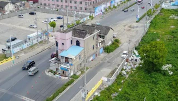 上海馬路上的&OpenCurlyDoubleQuote;豪宅&rdquo;：要6套房加1億才肯拆，14年後搬走，沒多賺
