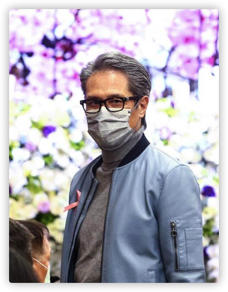 悲痛！包小柏送別愛女，親手為其佈置靈堂，滿頭白髮難掩滄桑