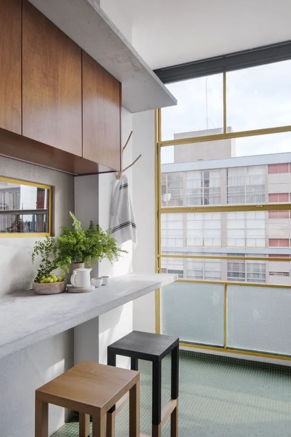 將隔牆盡情拆除後，這個家通透明亮並且可以欣賞到不遠處的山景