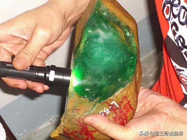 翡翠原石怎麼切最合理?一刀不慎相差百萬 翡翠原石怎麼切最合理?一刀不慎相差百萬