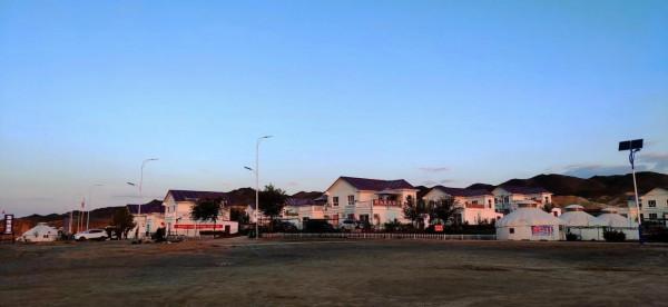 烏倫古湖邊撿到心儀的戈壁玉