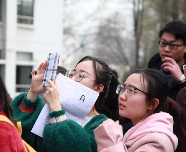 別被騙了，“三無家庭”的孩子不建議考公，過來人學姐的話很中肯