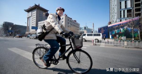 一走路就腿疼、腿麻、腿沒勁是咋回事？醫生：考慮腰椎、血管問題