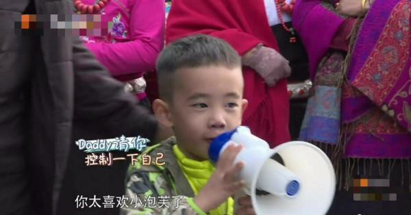 劉畊宏曬爸爸5聚會照,春哥一手抱Jasper一手抱小泡芙,笑容滿足 劉畊宏曬爸爸5聚會照,春哥一手抱Jasper一手抱小泡芙,笑容滿足