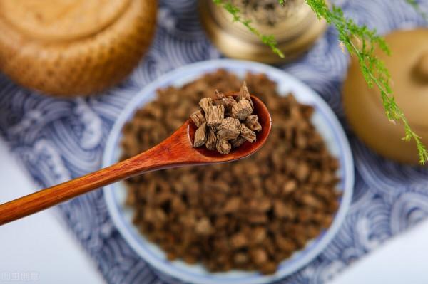 慢性膝關節滑膜炎該怎麼辦？中醫這張方子，善於消腫，建議收藏