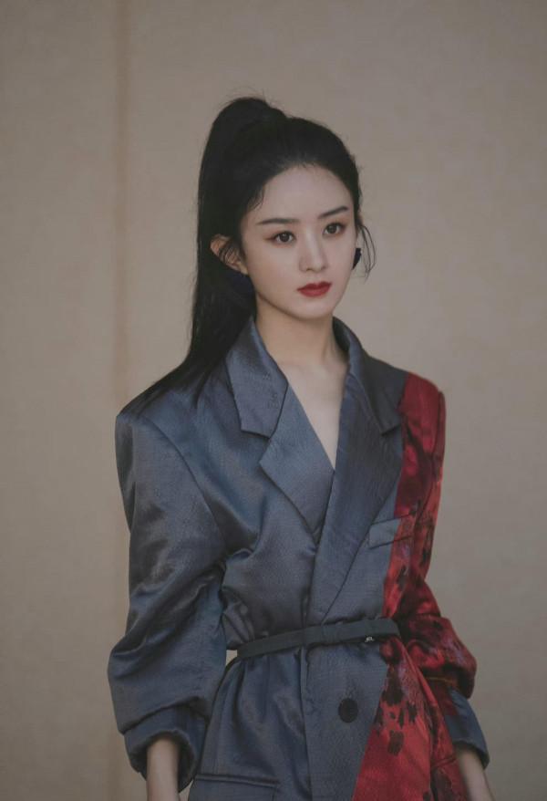 趙麗穎離婚後帥出新高度，拼接西裝簡單卻有質感，高馬尾又美又颯