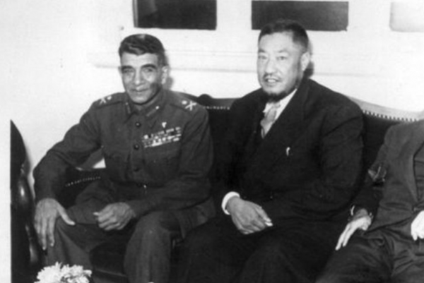 西北軍閥馬步芳搜刮60多箱黃金逃回沙特,欲娶19歲侄女,當街互罵 西北軍閥馬步芳搜刮60多箱黃金逃回沙特,欲娶19歲侄女,當街互罵