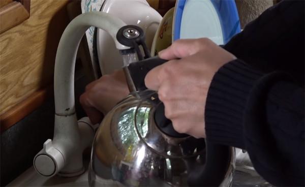 52歲的他放棄一切，住進33㎡“房船”中漂泊流浪，一晃已生活5年