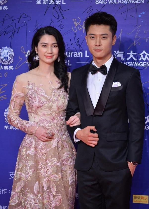 無濾鏡的洪欣有50歲的感覺，和老公同框似兩代人，但優雅絲毫不減