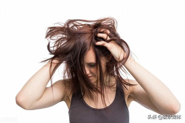 從頭髮上摳出“白泥”,是怎麼回事?與這3點有關 從頭髮上摳出“白泥”,是怎麼回事?與這3點有關