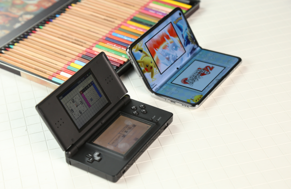 原來摺疊屏手機還能這樣用？這個NDS模擬器都能夠以假亂真了