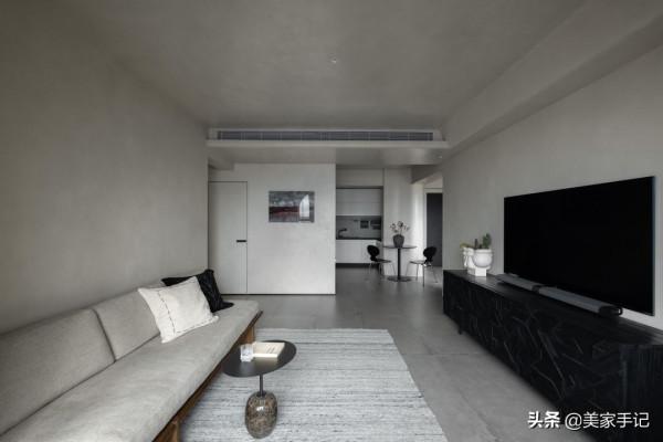 一進他家，彷彿世界都安靜了下來，全屋空靈雅韻，沒有一絲俗氣