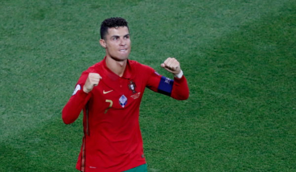 年度最佳陣容惹爭議！強行扶正姆巴佩，讓C羅踢右邊鋒，梅西前腰