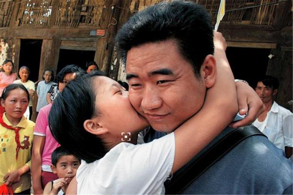 歌手叢飛捐光300萬，得病卻無人問津，愛女成孤兒如今怎麼樣？