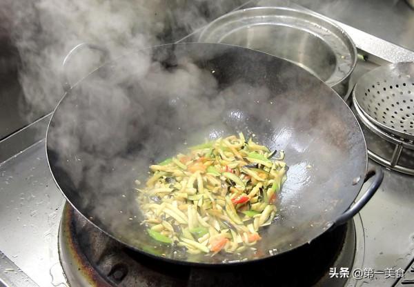 蒜蓉炒茄絲怎麼做不吸油不發黑，廚師長教你小技巧，清淡可口