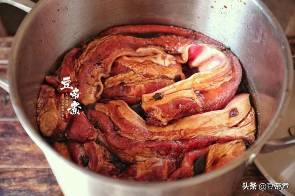 老媽每年必做的臘肉，不用煙燻不用火烤，只要把豬肉泡在醬油裡