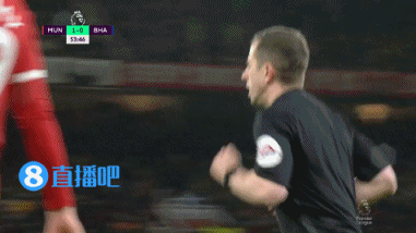 伊蘭加前場搶斷後被鄧克踢到，VAR介入後將鄧克紅牌罰下