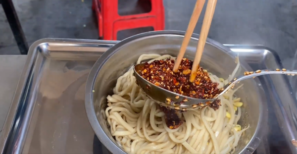 安徽大姐做麵條，2分鐘就出鍋，半生不熟味道好，5元一份量還大