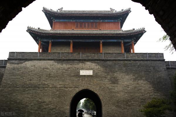 那城牆的彈孔訴說著80多年前的歷史