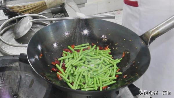 乾煸豆角很容易炸老，廚師長教你這個方法，清脆鮮嫩，香辣入味