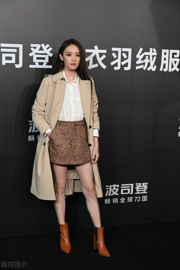 童瑤穿卡其色風衣搭配印花短裙亮相服裝新品大秀，煙燻妝利落時髦