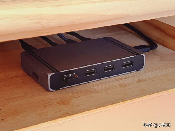 來分享 5 位作者好看又高效的桌面佈置