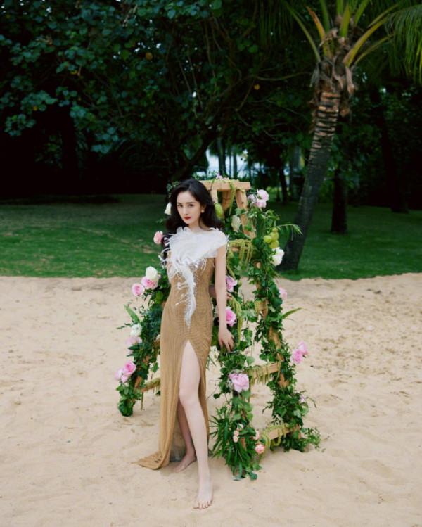 35歲楊冪終於高調起來!穿高開叉裙大秀美腿,華麗大氣又氣場全開 35歲楊冪終於高調起來!穿高開叉裙大秀美腿,華麗大氣又氣場全開