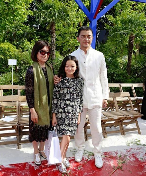 李亞鵬的女兒李嫣也長大了，真是女大18變，越長越好看