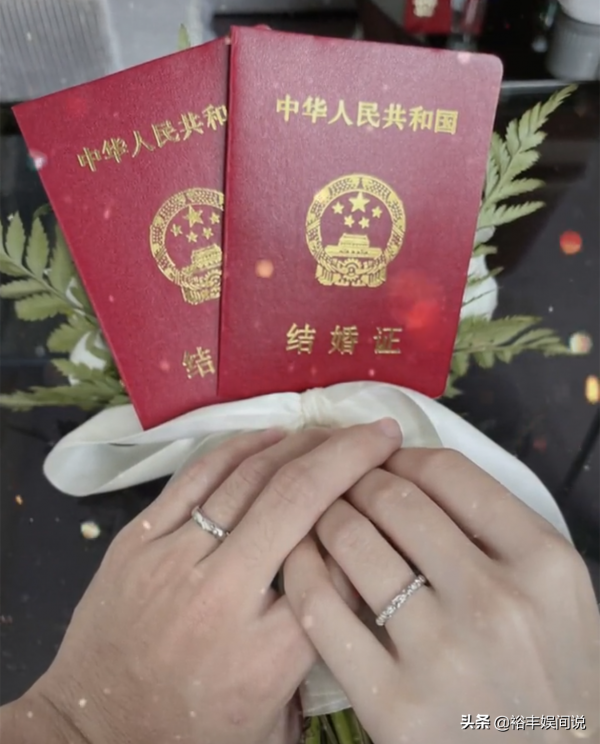 恭喜！千萬級網紅“小剛學長”大婚，新娘脖子處掛50多個龍鳳鐲