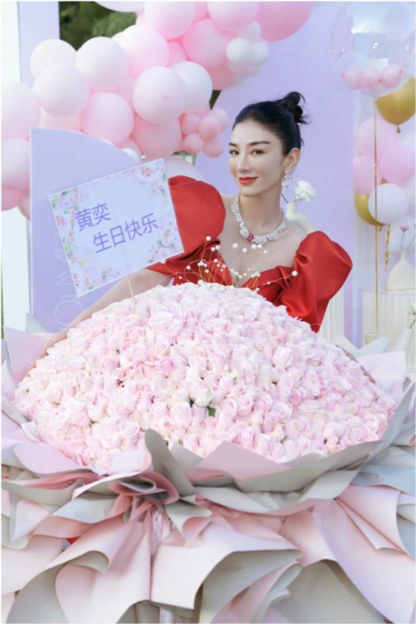 黃奕44歲生日難得高調一回!穿“中國紅”裙美回巔峰,女兒大逆襲 黃奕44歲生日難得高調一回!穿“中國紅”裙美回巔峰,女兒大逆襲