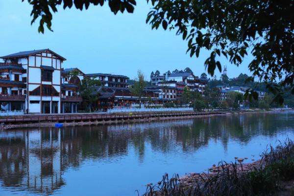 離成都不到一小時，發現一個原生態千年古鎮，小眾安靜美食超多