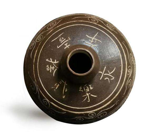 紀年銘文-明磁州窯褐地劃“永樂貳拾壹年”花卉紋梅瓶影象研析