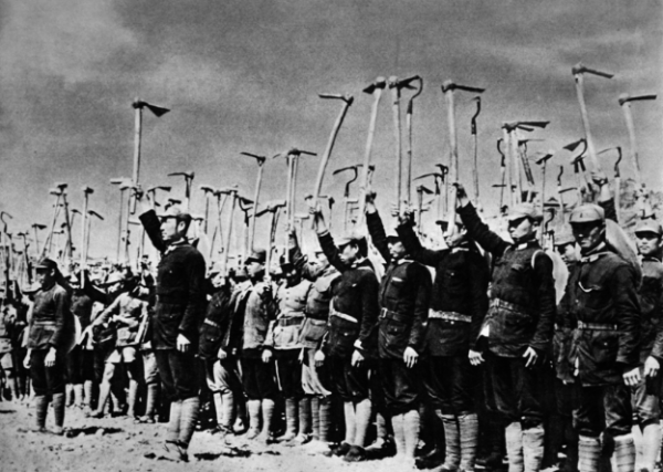 毛主席視察南泥灣，王震請客吃燒雞，飯後主席悄悄把雞骨頭裝兜裡