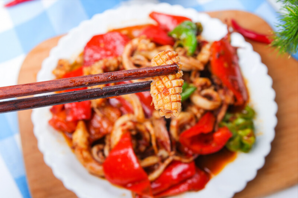 泡發乾魷魚，只用水泡可不行，加入2樣東西，泡得又大又新鮮