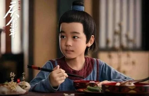 2歲出道“小羋月”，4歲扮演“小范閒”，長大後的小童星長成這樣