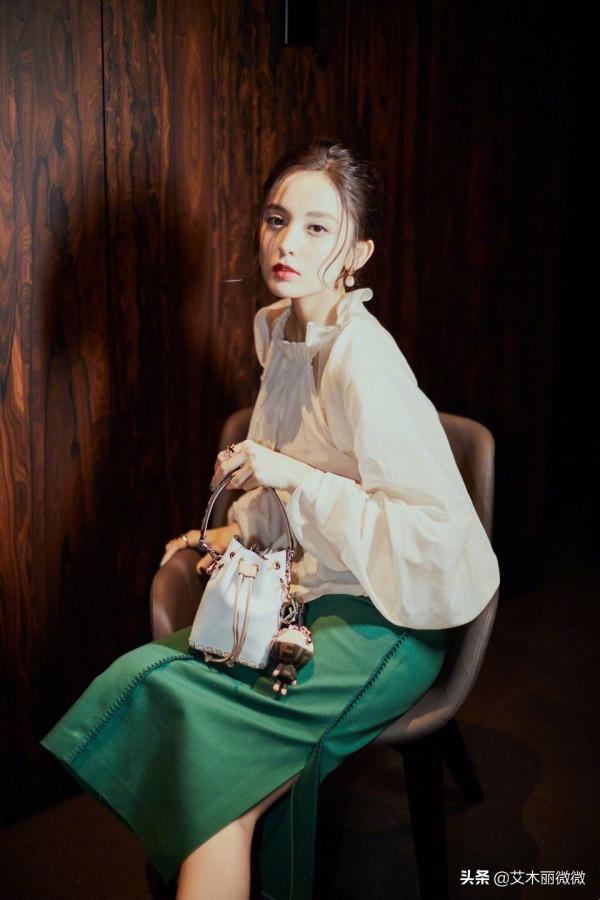 古力娜扎、關曉彤罕見同臺亮相,輸了身高年齡卻贏了氣質,真養眼 古力娜扎、關曉彤罕見同臺亮相,輸了身高年齡卻贏了氣質,真養眼