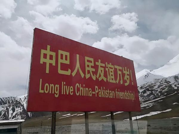 中國這道邊境線，對鄰國不設任何防線，兩國士兵沒事就串門蹭飯