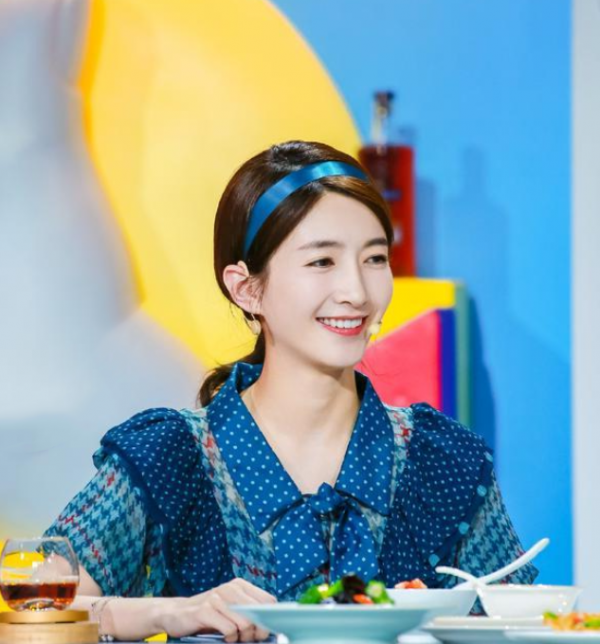 被江疏影氣質折服!如此花哨的裙裝上身不僅不俗,反倒穿出高階感 被江疏影氣質折服!如此花哨的裙裝上身不僅不俗,反倒穿出高階感