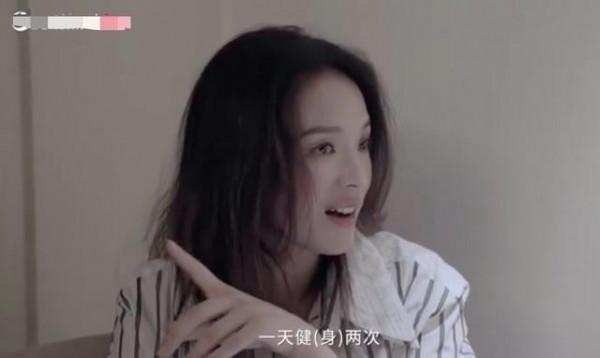 舒淇最新代言徹底封神！穿西裝拍大片，國貨徹底逆襲變阿瑪尼