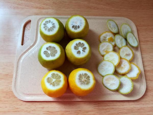 檸檬和冰糖是絕配，切片放鍋裡煮熟沖水喝，很多人不知道有啥用