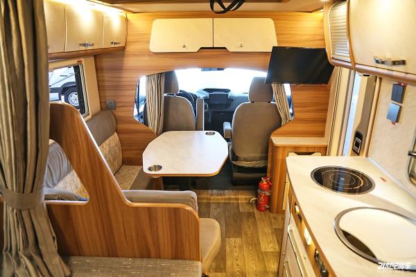 車高不到2.5米還有一個升降床，卓美亞小額頭房車適合一家三口