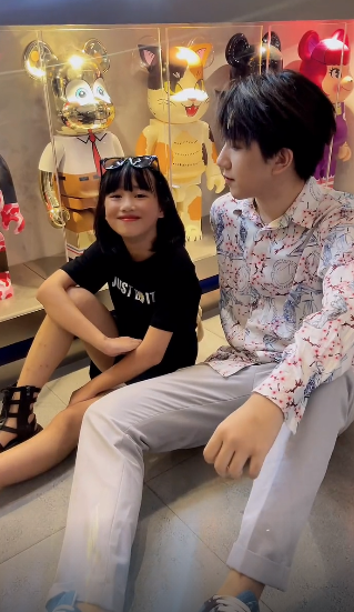 變形計暴躁農村女孩：被親媽拋棄，被城市哥哥當親妹妹，寵成公主