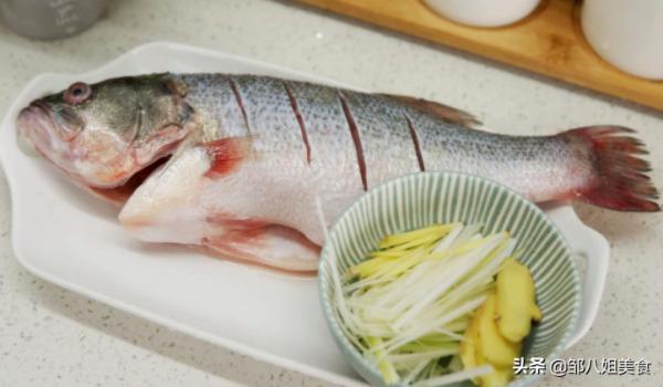 做清蒸魚到底要不要抹鹽？掌握正確做法，魚肉鮮嫩不腥，快來看看
